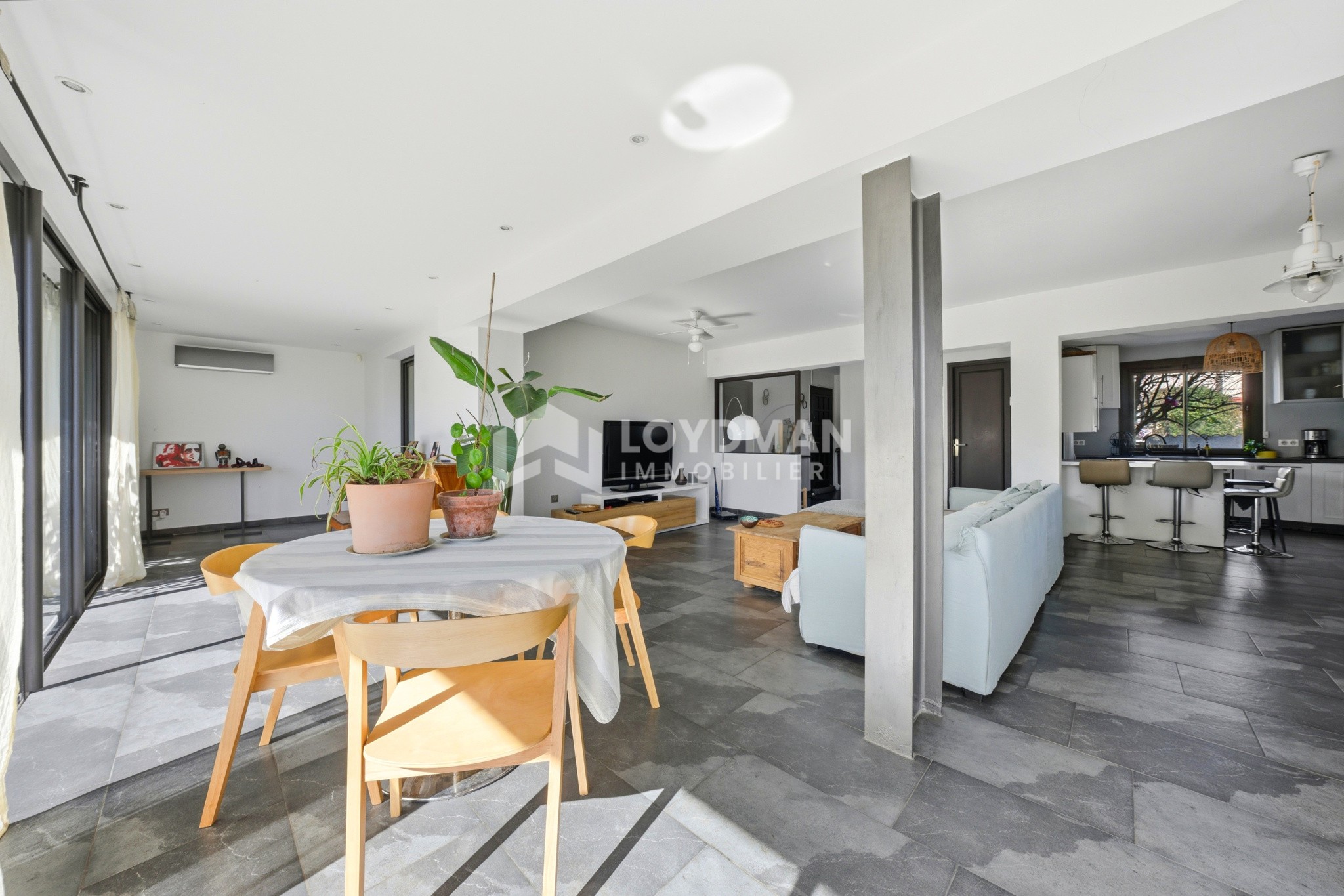 Villa familiale de 173 m2 sur 300m2 de terrain avec piscine, lumineuse et grands espaces. - Image 2