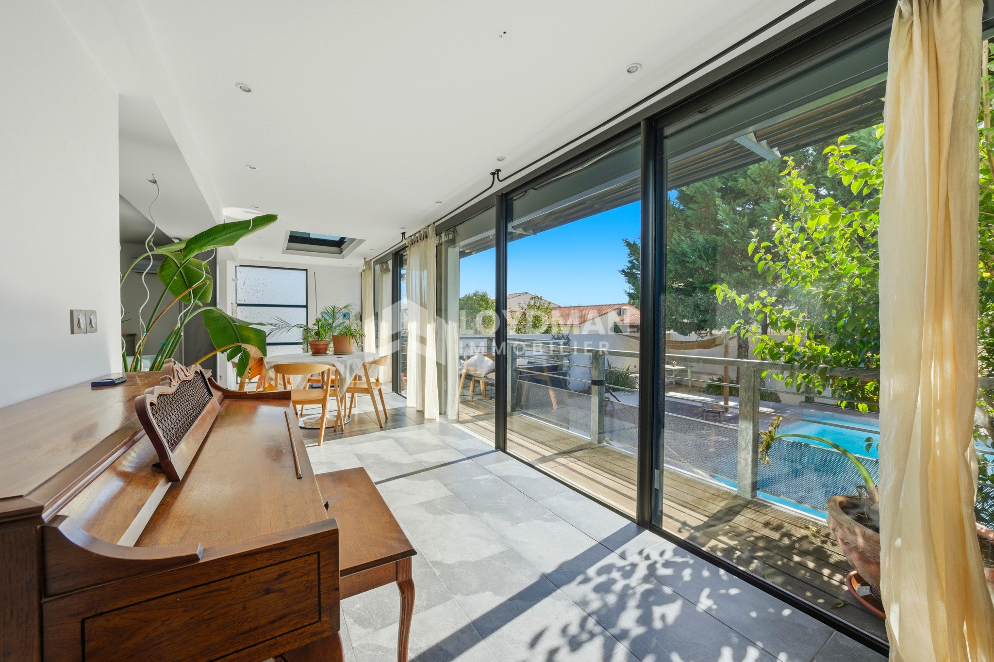 Villa familiale de 173 m2 sur 300m2 de terrain avec piscine, lumineuse et grands espaces. - Image 3